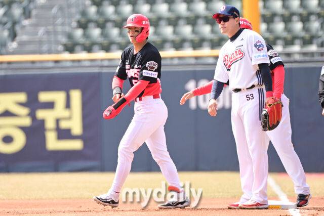 12일 서울 잠실야구장에서 열린 '2025 신한 SOL BANK KBO리그' KIA 타이거즈와 두산 베어스 시범경기.KIA 김도영이 1회초 2사에 볼넷으로 출루해 더그아웃을 바라보고 있다./잠실-한혁승 기자 hanfoto@mydaily.co.kr