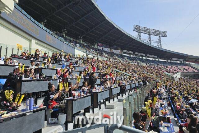 KIA 팬들이 3루 측 관중석을 가득 메웠다./잠실=심혜진 기자