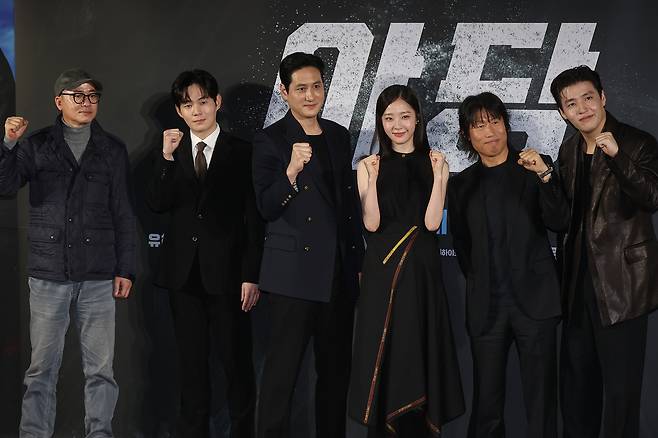 황병국 감독(왼쪽부터), 류경수, 박해준, 채원빈, 유해진, 강하늘이 13일 서울 강남구 삼성동 코엑스 메가박스에서 열린 영화 ‘야당’ 제작발표회에서 포즈를 취하고 있다. [연합]