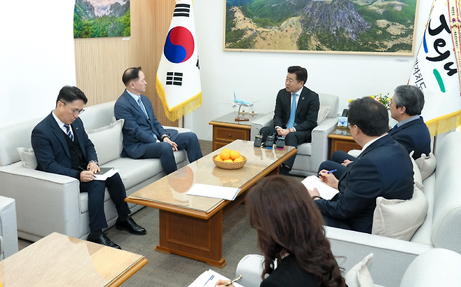 우기홍(사진 왼쪽 두번째부터) 대한항공 대표이사가 오영훈 제주지사를 비롯한 제주도 관계자들과 면담을 하고 있다. [제주특별자치도 제공]