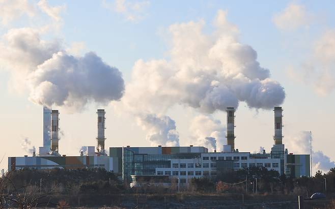 인천 서구 서인천복합화력발전소 굴뚝에서 수증기가 뿜어져 나오고 있다.[연합]