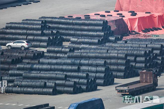 [평택=뉴시스] 정병혁 기자 = 10일 경기 평택항에 철강들이 쌓여 있다. 미국 도널드 트럼프 행정부가 예고한 철강 및 알루미늄에 대한 25%의 관세가 오는 12일 0시(미국 동부 표준시 기준)부터 부과된다. 트럼프 2기 행정부 들어 부과한 관세 중 한국산 제품에 직접적으로 적용되는 첫 사례다.  2025.03.10. jhope@newsis.com