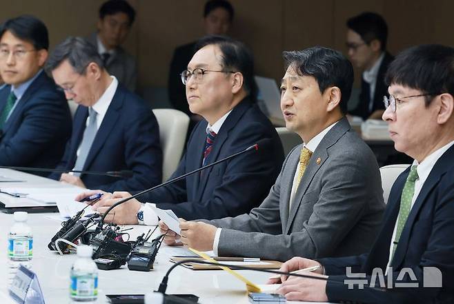 [세종=뉴시스]안덕근 산업통상자원부 장관은 12일 서울 중구 대한상공회의소에서 경제단체, 주요 업종별 협회, 학계 및 지원기관 등이 참석한 가운데 '민관합동 미국 관세조치 대응전략 회의'를 열고 민관 합동 비상대응 체계를 점검했다.(사진=산업부 제공)