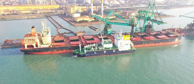 [세종=뉴시스]광양항 포스코 원료부두에서 액화천연가스(LNG) 벙커링 동시작업이 진행되고 있다. (사진=한국가스공사 제공) *재판매 및 DB 금지