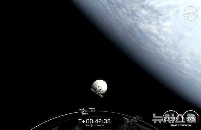 [캘리포니아=AP/뉴시스] SpaceX가 11일(현지 시간) 공개한 사진에 미국 캘리포니아 반덴버그 우주군 기지에서 발사된 차세대 우주망원경 스피어엑스(SPHEREx)가 팰컨9에서 완전히 분리돼 임무궤도로 향하고 있다. 2025.03.12.