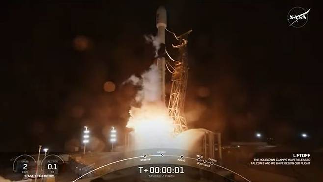 한국과 미국의 우주항공기관이 참여해 개발한 차세대 우주망원경 '스피어엑스(SPHEREx)가 12일 낮 12시 10분(한국 시간)미국 캘리포니아주 밴덴버그 우주군 기지에서 스페이스X의 팰컨9 발사체에 실려 발사되고 있다. (사진=NASA 유튜브 캡처) *재판매 및 DB 금지