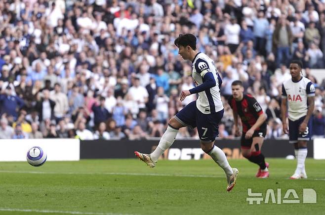[런던=AP/뉴시스] 토트넘 홋스퍼의 손흥민이 9일(현지 시간) 영국 런던 토트넘 홋스퍼 스타디움에서 열린 224-25 프리미어리그 28라운드 본머스와 경기 후반 37분 페널티킥(PK)으로 동점 골을 넣고 있다. 손흥민은 리그 7호를 기록하며 팀을 패배에서 구했고 토트넘은 2-2로 비겼다. 2025.03.10.