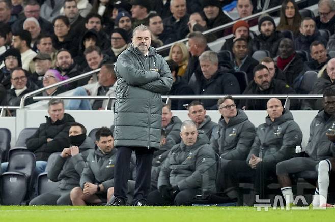 [런던=AP/뉴시스] 잉글랜드 프로축구 프리미어리그(EPL) 토트넘 홋스퍼의 엔제 포스테코글루 감독. 2025. 2. 26.