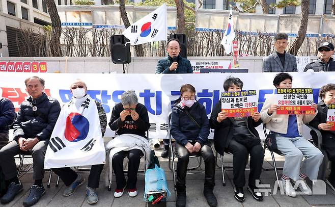 [서울=뉴시스] 김선웅 기자 = 추경호 국민의힘 국회의원이 헌재의 윤석열 대통령에 대한 탄핵심판 선고가 임박한 13일 서울 종로구 헌법재판소 앞에서 열린 탄핵 반대 삭발식에 참석해 발언하고 있다. 2025.03.13. mangusta@newsis.com