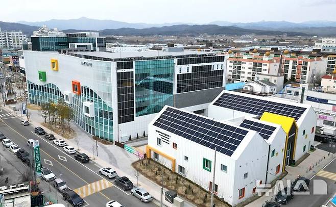 [포항=뉴시스] 송종욱 기자 = 포항시가 촉발 지진으로 철거된 북구 흥해읍 공동주택 철거 터에 복합 문화 공간인 '포은흥해도서관'과 '흥해아이누리플라자'를 오는 18일 개관해 재난 위기 극복의 모범 사례로 평가되고 있다. 사진은 포은흥해도서관(왼쪽)과 흥해아이누리플라자 전경. (사진=포항시 제공) 2025.03.13. photo@newsis.com