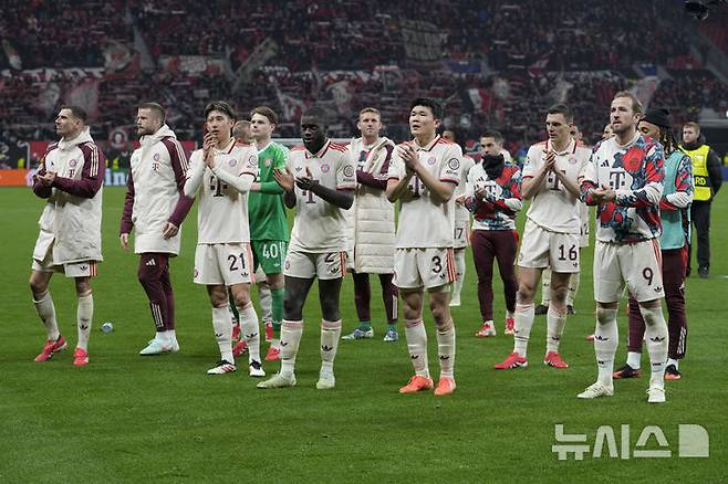 [레버쿠젠=AP/뉴시스] 김민재를 비롯한 바이에른 뮌헨 선수들이 11일(현지 시간) 독일 레버쿠젠 바이아레나에서 열린 2024-25 유럽축구연맹(UEFA) 챔피언스리그(UCL) 16강 2차전 레버쿠젠과의 경기를 승리로 마친 후 팬들에게 인사하고 있다. 뮌헨이 2-0으로 승리해 1,2차전 합계 5-0으로 레버쿠젠을 꺾고 UCL 8강에 진출했다. 2025.03.12.