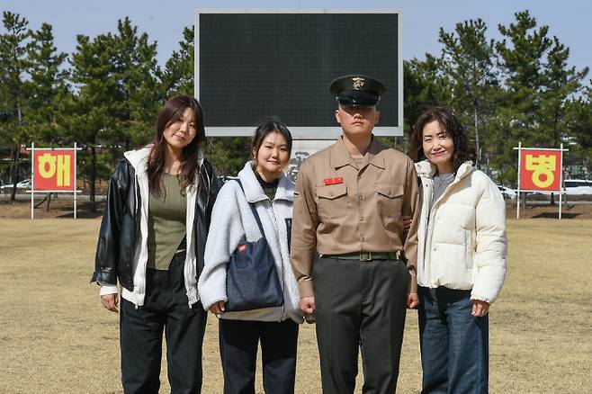 13일 해병대 교육훈련단에서 열린 해병 1314기 수료식에서 홍콩 영주권자임에도 불구하고 자원입대한 이명재 이병이 가족과 함께 기념사진을 촬영하고 있다. 해병대교육훈련단 제공