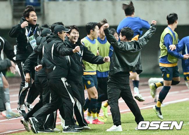 [OSEN=광주, 김성락 기자] 기적의 극장골이 터진 광주FC가 K리그의 마지막 자존심을 지켰다.&nbsp;광주FC는 12일 광주월드컵경기장에서 개최된 ‘2025 아시아챔피언스리그엘리트 16강 2차전’에서 비셀고베를 3-0으로 이겼다. 지난 5일 고베원정에서 0-2로 패했던 광주는 합산 스코어 3-2로 뒤집으며 8강 진출을 확정지었다. &nbsp;승리가 확정된 순간 광주 이정효 감독이 코치진과 기쁨을 나누고 있다. 2025.03.12 / ksl0919@osen.co.kr