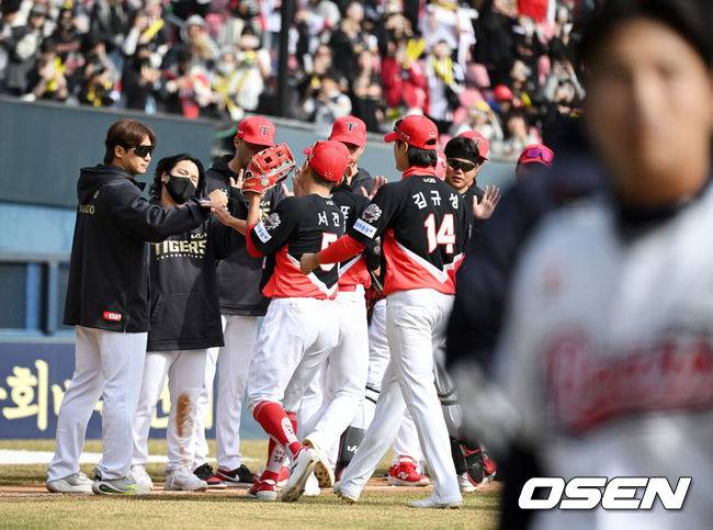 [OSEN=잠실, 지형준 기자] 호랑이군단이 새 외국인투수 아담 올러의 호투와 챔피언다운 득점권 집중력을 앞세워 시범경기 2연승을 달렸다. 프로야구 KIA 타이거즈는 13일 서울 잠실구장에서 열린 두산 베어스와의 시범경기에서 4-1로 승리했다. KIA는 시범경기 2연승을 달리며 2승 1무 2패 5할 승률을 맞췄다. 반면 시범경기 개막 3연승 뒤 2연패에 빠진 두산은 3승 2패가 됐다. 경기를 마치고 KIA 선수들이 승리 하이파이브를 하고 있다. 2025.03.13 / jpnews@osen.co.kr