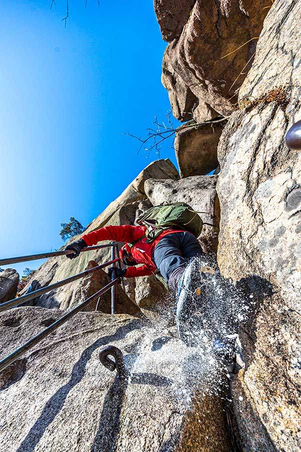 도봉산 Y계곡을 안전하게 통과하려면 발을 신중하게 딛어야 한다. 사진처럼 미끄러지면 바로 추락으로 이어질 위험이 크다.