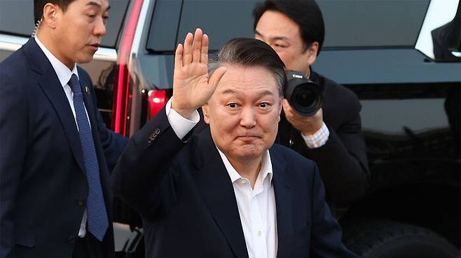 석방된 윤석열 대통령이 8일 서울 한남동 관저 앞에 도착해 지지자들을 향해 인사하고 있다.