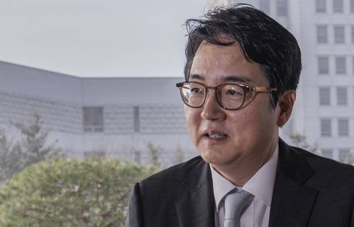 심우정 검찰총장이 13일 서울 서초구 대검찰청 청사로 출근하다 취재진 질문을 받고 있다. 연합뉴스