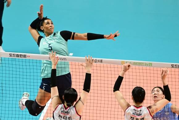 지난달 26일 서울 장충체육관에서 열린 2024~25 V리그 여자부 정관장과 GS칼텍스의 경기에서 지젤 실바가 공격하고 있다. KOVO 제공