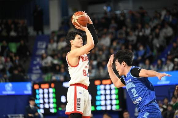 서울 SK 안영준이 지난달 1일 대구체육관에서 열린 2024~25 프로농구 정규시즌 대구 한국가스공사와의 원정 경기에서 슛하고 있다. KBL 제공