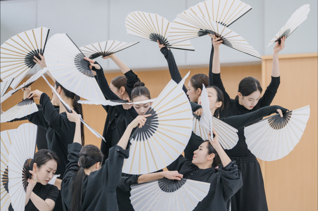 국립무용단 무용수들이 11일 서울 중구 남산 국립극장 연습실에서 신작 '미인' 무대에 올릴 부채춤을 시연하고 있다. 사진 제공=국립극장