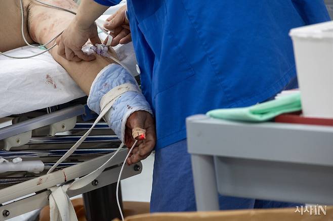2월15일 국립중앙의료원 중증외상센터에서 차량 충돌로 이송된 환자를 의료진이 응급처치하고 있다. 질병관리청에 따르면 중증외상의 가장 주된 사고 원인은 운수 사고다. ⓒ시사IN 박미소