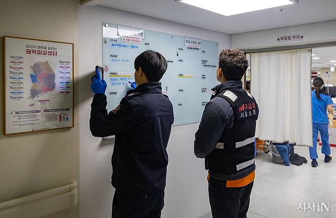 2월14일 서울 중구 국립중앙의료원 중증외상센터 외상소생실에서 중증외상환자를 이송한 119 구급대원들이 환자의 사고 상황과 상태를 보드에 적고 있다. ⓒ시사IN 박미소