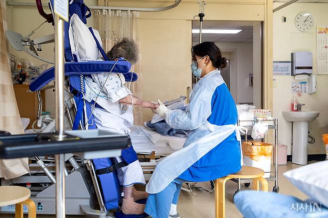 2월14일 서울 중구 국립중앙의료원 중증외상센터 일반병동에서 정효미 진료보조간호사가 외상환자의 물리치료를 하고 있다 ⓒ시사IN 박미소