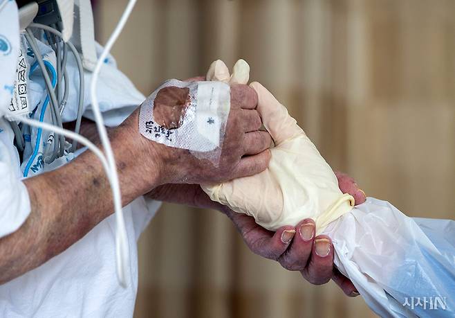 2월14일 서울 중구 국립중앙의료원 중증외상센터 일반병동에서 정효미 간호사가 외상환자의 물리치료를 돕고 있다. ⓒ시사IN 박미소