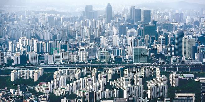 13일 한국부동산원에 따르면 3월 둘째 주&nbsp;강남 3구(강남·서초·송파구)의 아파트 매매가격이 부동산 시장이 활황이던 2018년 이래 최대 상승폭을 나타냈다.&nbsp;사진은 서울 송파구 롯데월드타워에서 바라본 서울 아파트 단지 및 주택가 ⓒ시사저널 최준필