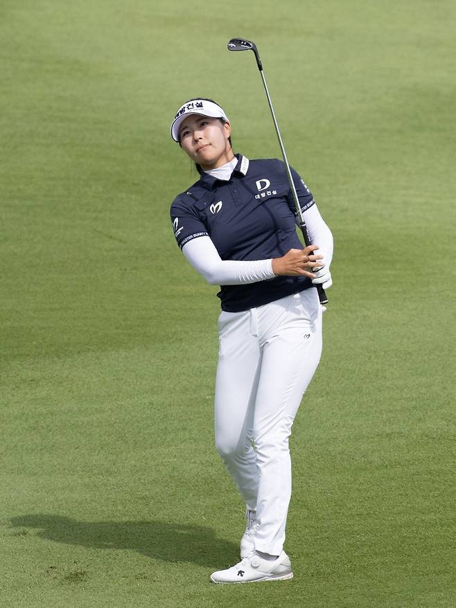 지난해 LPGA 투어에 데뷔한 뒤 올해 풀시드를 유지하고도 국내 무대로 돌아온 성유진이 2025시즌 KLPGA 개막전 블루캐니언 레이디스 챔피언십 1라운드에서 아이언 샷을 한 뒤 자신의 볼을 지켜보고 있다.  사진제공  |  KLPGA