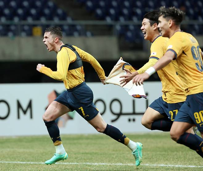 광주 아사니(왼쪽)가 12일 광주월드컵경기장에서 열린 아시아챔피언스리그 엘리트(ACLE) 16강 2차전 연장 후반 18분 비셀 고베를 3-2로 무너뜨리는 결승골을 터뜨린 뒤 기뻐하고 있다. 연합뉴스