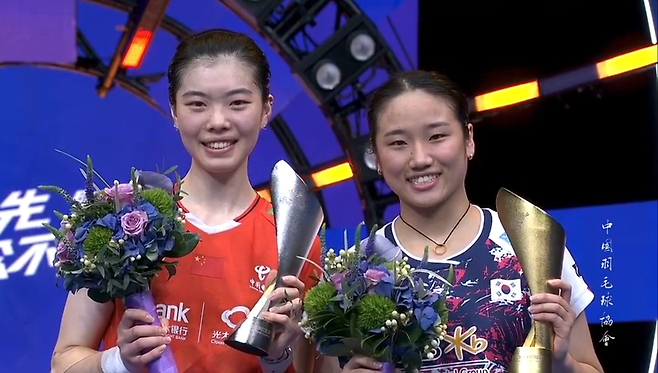 지난해 11월 열린 중국 마스터스에서 우승한 안세영과 준우승한 가오팡제.  BWF SNS