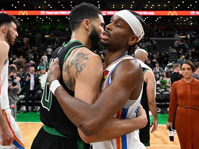 제이슨 테이텀과 포옹하는 샤이 길저스-알렉산더.    보스턴 | AFP연합뉴스