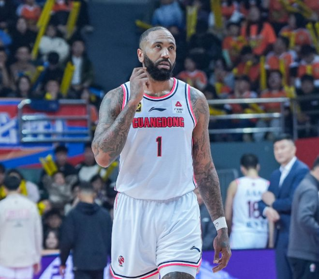 CBA 광둥에서 활약 중인 길렌워터. 왕이닷컴 캡처