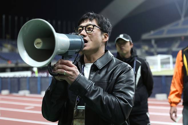 이정효 광주FC 감독이 12일 홈에서 열린 비셀 고베와의 아시아 챔피언스리그 엘리트 16강 2차전 승리 뒤 팬들을 향해 감사 인사를 하고 있다. 프로축구연맹 제공