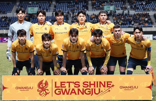 12일 광주월드컵경기장에서 열린 아시아축구연맹(AFC) 챔피언스리그엘리트(ACLE) 광주FC와 비셀 고베의 16강 2차전. 광주 선수들이 경기 시작에 앞서 기념 촬영을 하고 있다. 연합뉴스