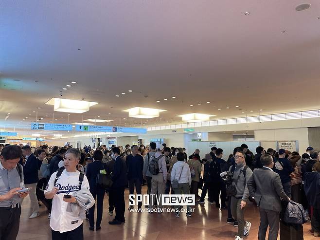 ▲ 13일 일본 도쿄 하네다국제공항에 LA 다저스의 입국을 기다리는 일본 야구 팬들이 모였다. 살아있는 전설 클레이튼 커쇼부터 데이브 로버츠 감독까지 모든 다저스 구성원이 오타니 쇼헤이와 함께하는 일본행을 크게 기대하고 있다. 프레디 프리먼은 "한국보다 10배 기대된다"고 말했다. ⓒ도쿄, 신원철 기자