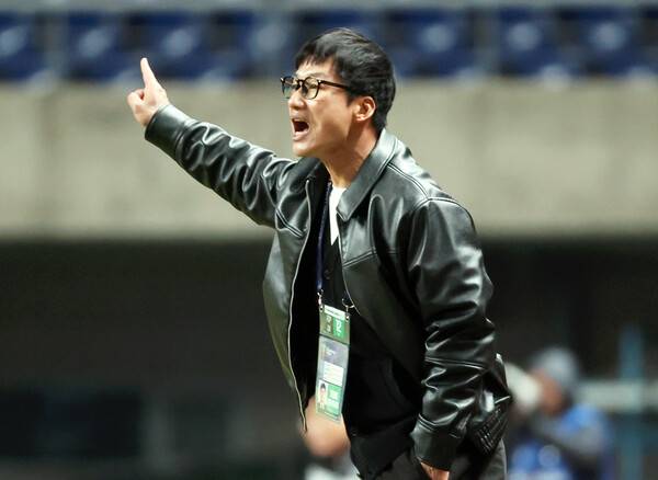 ▲ 이정효 감독은 훈련이 없는 시간이면 전술 공부에 몰두한다. 쉬고 있는지 물어보면 커피숍에서 노트북을 켜놓고 공부하는 사진이 날아 온다. 자신이 연구하지 않으면 선수들을 미치게 할 수 없다는 점으로 인해 매일 공부만 하는 것이다. ⓒ연합뉴스