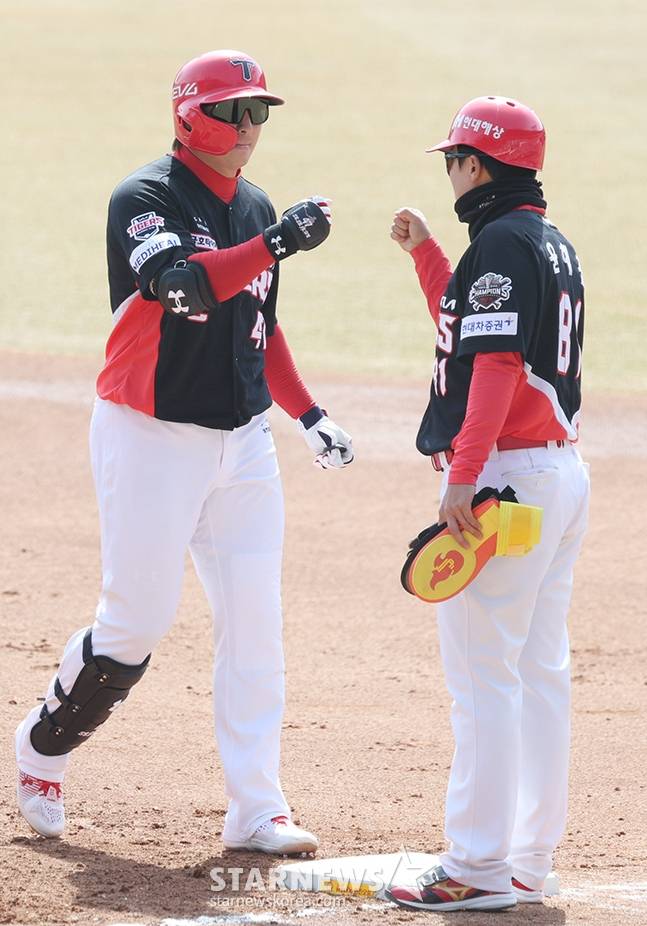 2025 신한 SOL Bank KBO리그 시범경기 두산 베어스 대 KIA 타이거즈 경기가 13일 잠실야구장에서 열렸다. KIA 나성범(왼쪽 이 3회초 1사 1,2루에서 선제 1타점 적시타를 날리고 출루한 후 윤헤진 코치의 환영을 받고 있다. /사진=김진경 대기자
