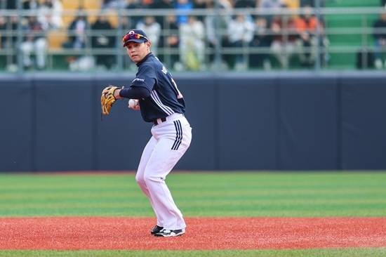 두산 베어스 이승엽 감독이 주전 키스톤 콤비 경쟁을 두고 오명진과 박준영 조합이 가장 앞서나간다고 평가했다. 외야수 김민석도 리드오프로 경쟁력을 시험받고 있다. 두산 베어스