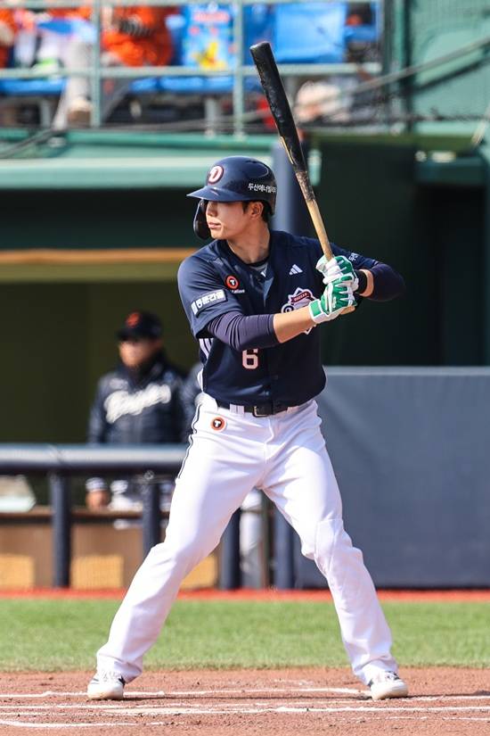 두산 베어스 이승엽 감독이 주전 키스톤 콤비 경쟁을 두고 오명진과 박준영 조합이 가장 앞서나간다고 평가했다. 외야수 김민석도 리드오프로 경쟁력을 시험받고 있다. 두산 베어스