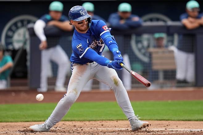 캔자스시티 로열스 내야수 바비 위트 주니어가 13일 미국 애리조나주 피오리아의 피오리아 스타디움에서 열린 2025 미국프로야구 메이저리그 시애틀 매리너스와의 시범경기에 2번타자 겸 유격수로 선발 출전해 2타수 무안타를 기록했다. 세 번째 타석에서 상대 투수의 투구에 맞아 교체됐고, 병원 검진 결과 타박상 소견을 받았다. AP 연합뉴스