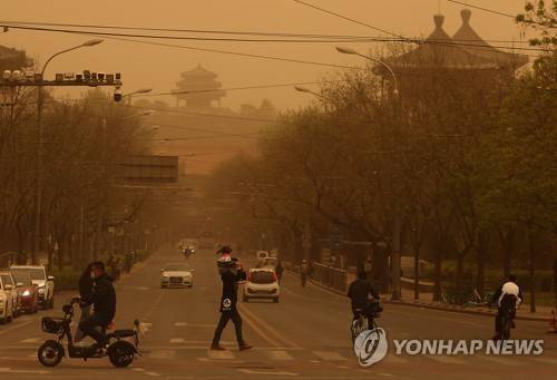 황사로 뒤덮인 베이징 (베이징 UPI=연합뉴스)