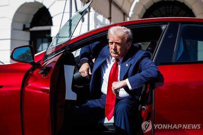 지난 11일 백악관에서 테슬라 시승 후 차에서 내리는 트럼프 대통령  [워싱턴 EPA=연합뉴스. 재판매 및 DB 금지]