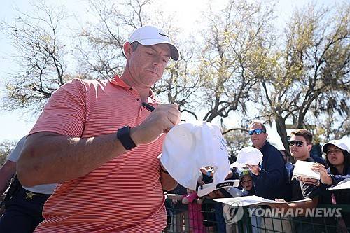 팬들에게 사인해주는 매킬로이. [AFP/게티이미지=연합뉴스]