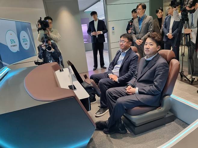 LG에너지솔루션에서 신기술 체험하는 이준석 의원(오른쪽) [촬영 박주영]