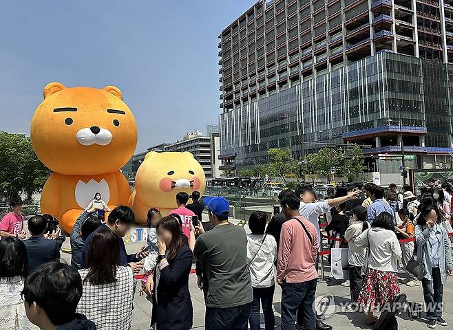 카카오 캐릭터 인형 라이언과 춘식이 [연합뉴스 자료사진]