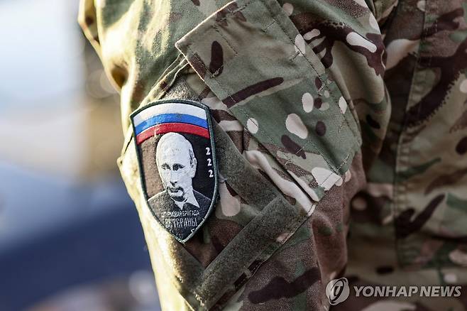 러시아 군복에 달린 푸틴 대통령 이미지 [EPA 연합뉴스 자료사진. 재배포 및 DB 금지]