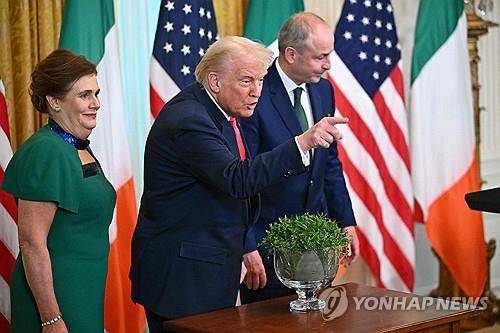 아일랜드 총리 부부와 만난 도널드 트럼프 미국 대통령 [AFP 연합뉴스 자료사진. 재판매 및 DB 금지]