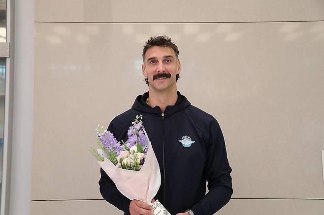 꽃다발 받은 대한항공의 새 외국인 선수 러셀 (서울=연합뉴스) 8일 남자프로배구 대한항공에 새로 영입된 그리스 리그의 AO 밀론 소속인 아포짓 스파이커 카일 러셀이 인천국제공항에 도착해 꽃다발을 받고 있다. 2025.3.8 [대한항공 제공. 재판매 및 DB 금지] photo@yna.co.kr